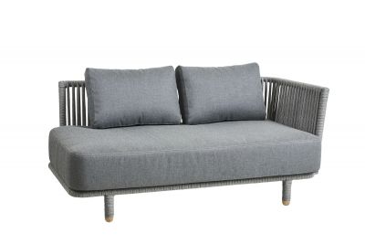 Graues Cane-Line Moments 2-Sitzer Outdoor Sofa mit Kissen und geflochtenen Details.