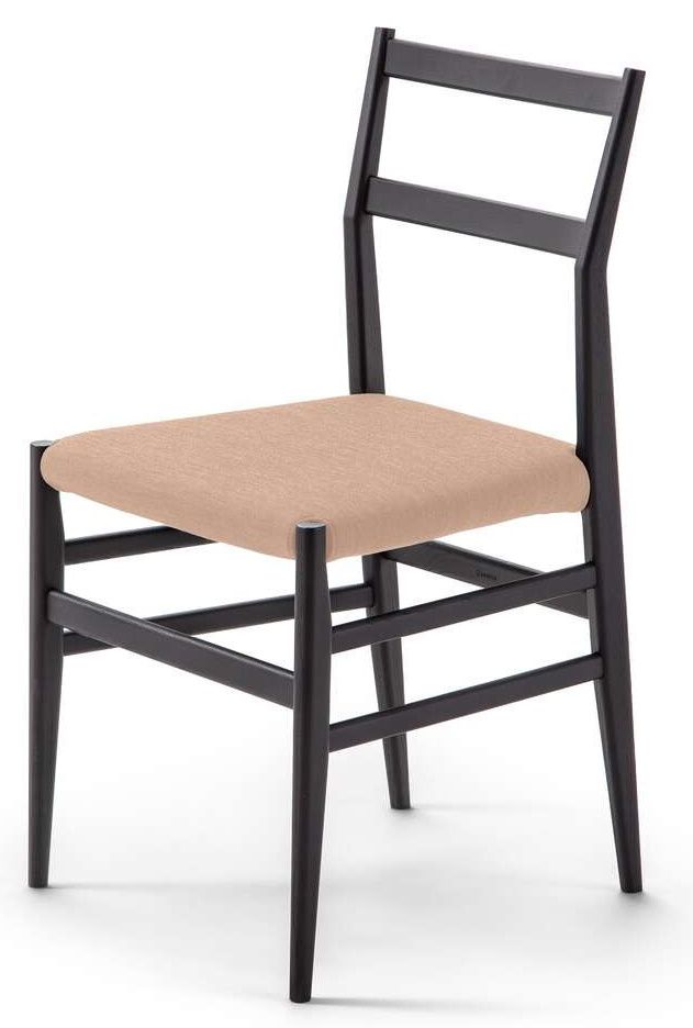 Cassina Leggera Stuhl mit dunklem Holzrahmen und beigem Sitzpolster, Designklassiker.