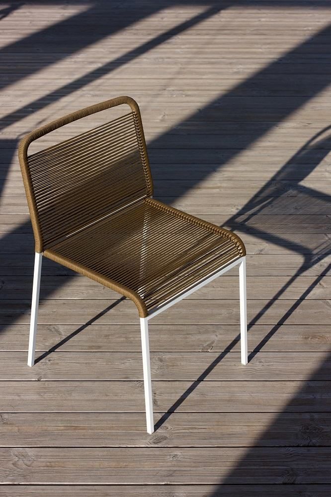 ARIA Stuhl: Stapelbarer Outdoor Stuhl mit brauner Sitzfläche und weißen Beinen auf Holzterrasse.