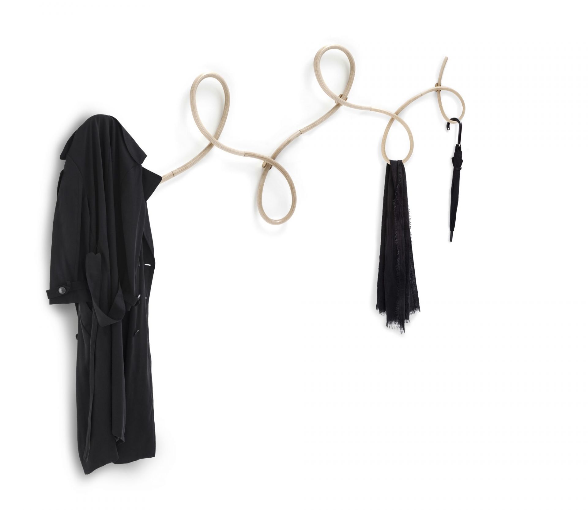 Waltz Wandgarderobe von Wiener GTV Design aus Bugholz mit Mantel, Schal und Regenschirm.