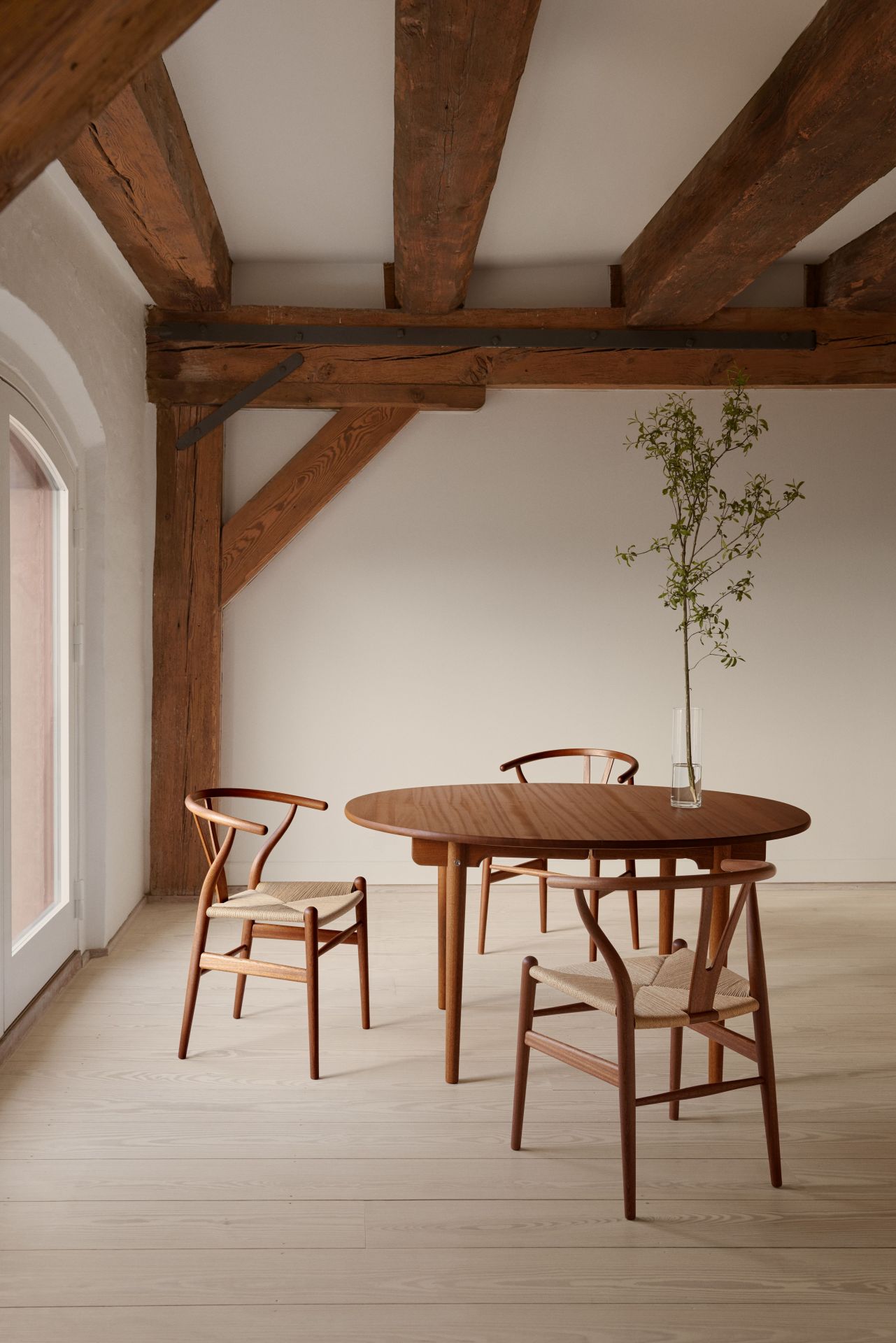 CH337 ovaler Esstisch aus Walnuss geölt von Carl Hansen & Søn mit Holzstühlen.