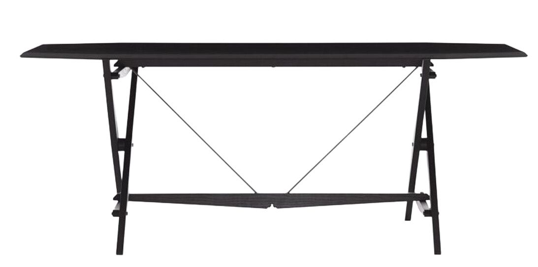 Schwarzer 833 Cavalletto Esstisch von Cassina mit filigranem, modernem Design und trapezförmigen Beinen.