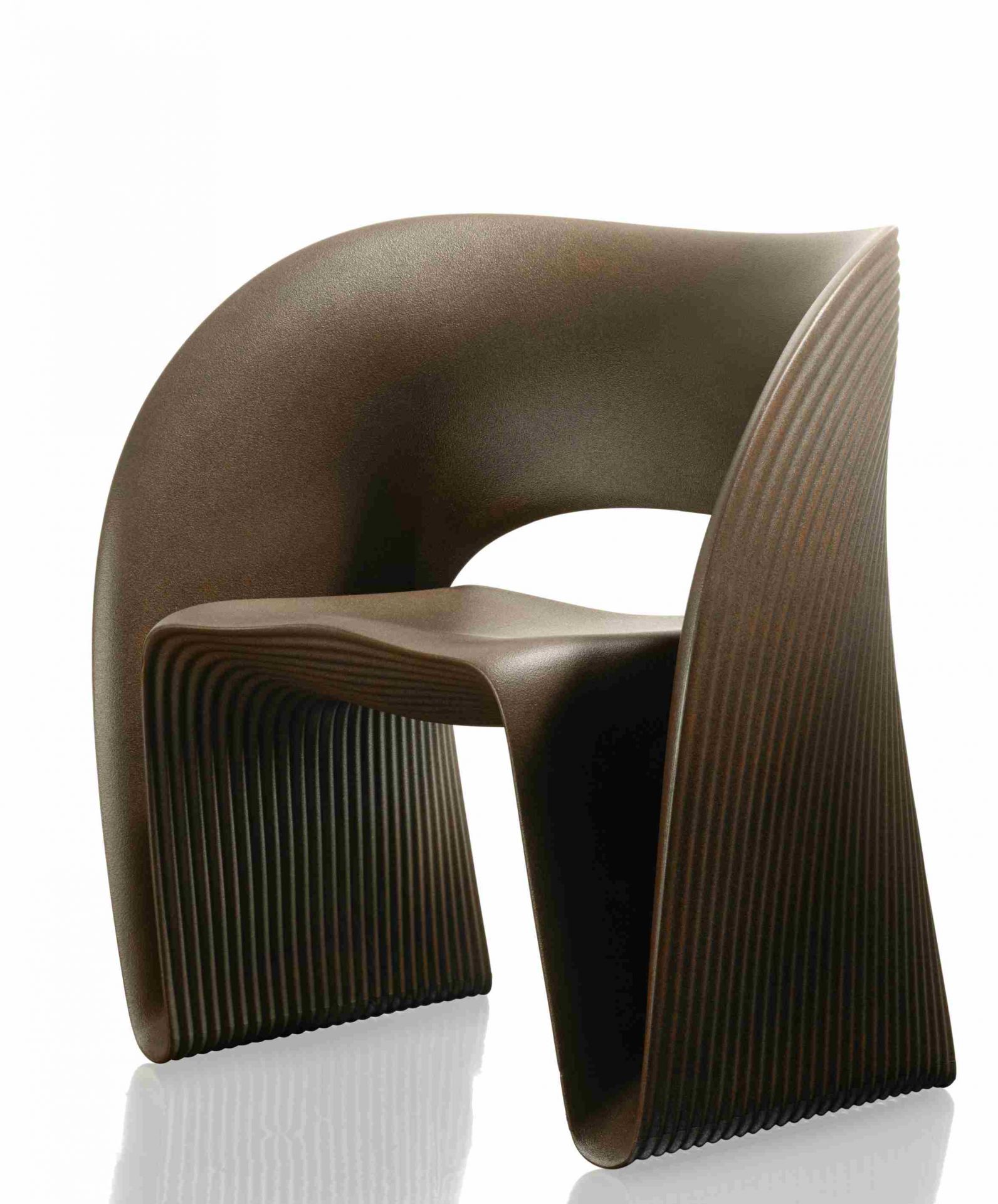 Brauner Raviolo Sessel von Magis für den Außenbereich, modernes Design mit geriffelter Oberfläche.