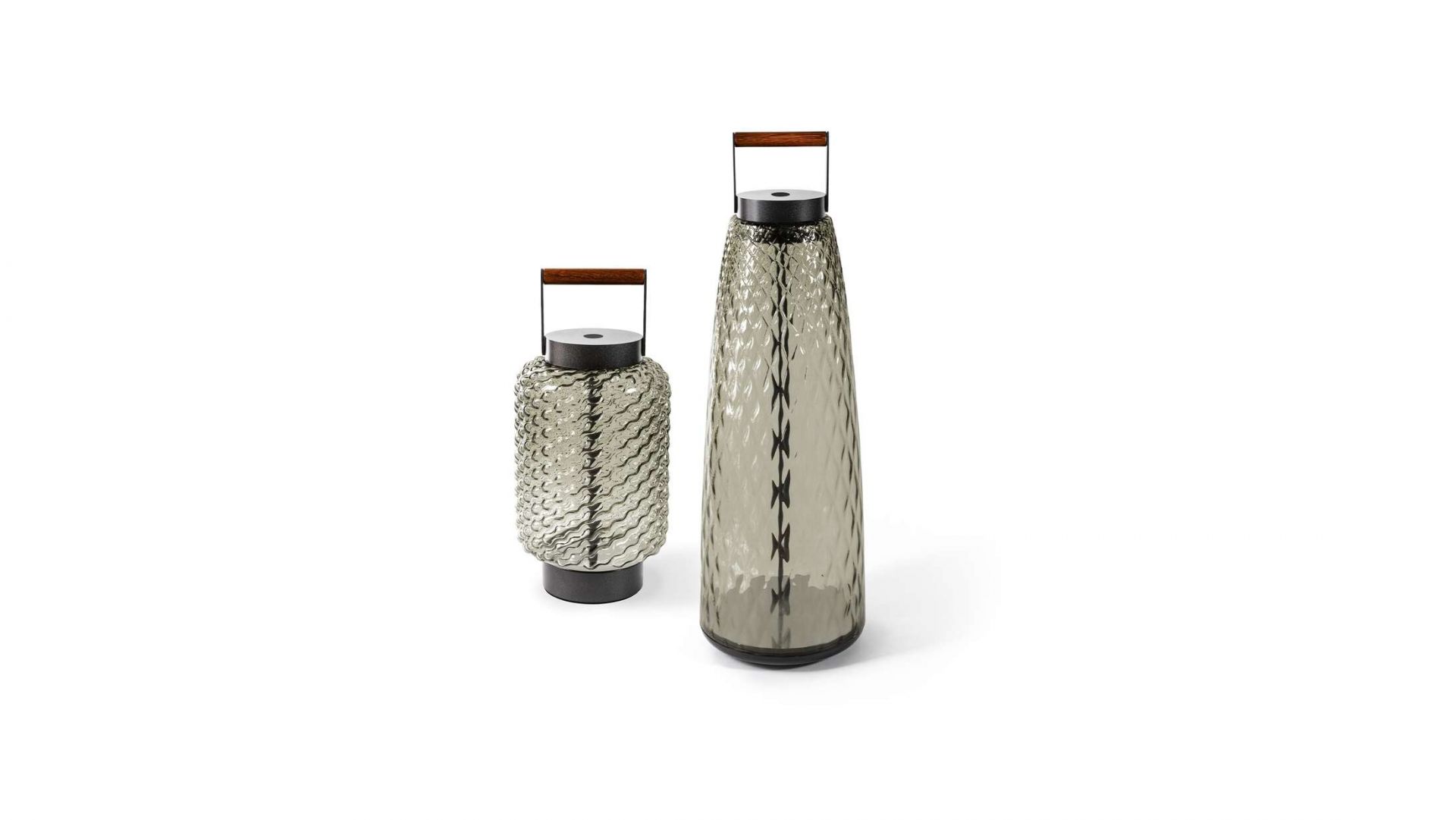 Zwei Cassina Singapore Sling Outdoor Akkuleuchten: Stehleuchte und Tischleuchte mit Glasstruktur.