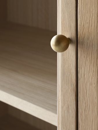 Detailaufnahme: AndTradition Trace SC87 Vitrine, Schrank aus Eiche mit Messinggriff, moderne Wohnzimmermöbel.