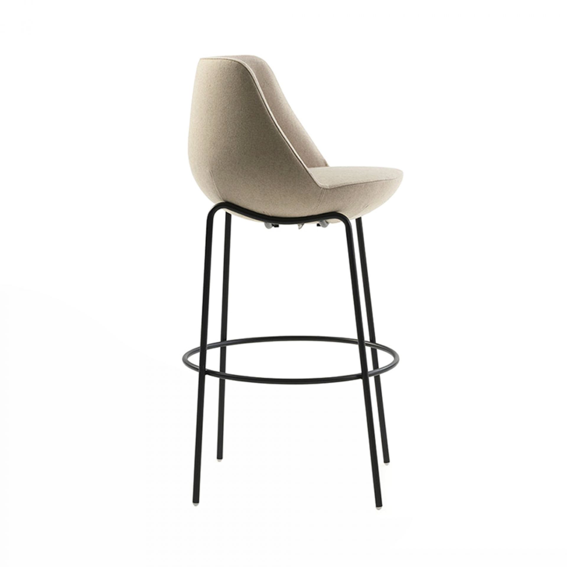 Magnum Hocker von Sancal, beige gepolstert mit schwarzem Metallgestell, Barhocker für Küche oder Bar.