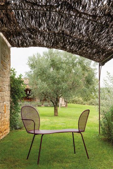 Fermob Lorette Bank im Garten: Moderne Outdoor-Sitzbank für entspannte Gespräche im Freien.