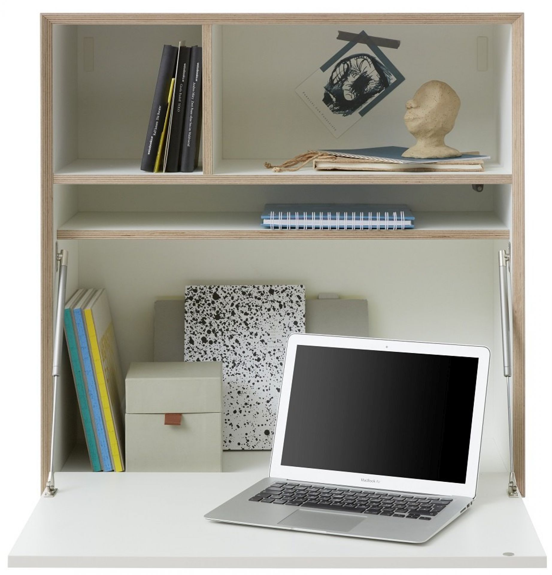 Vertiko Ply Five Wandsekretär von Müller Möbelwerkstätten mit Laptop, Büchern und Deko im offenen Zustand.