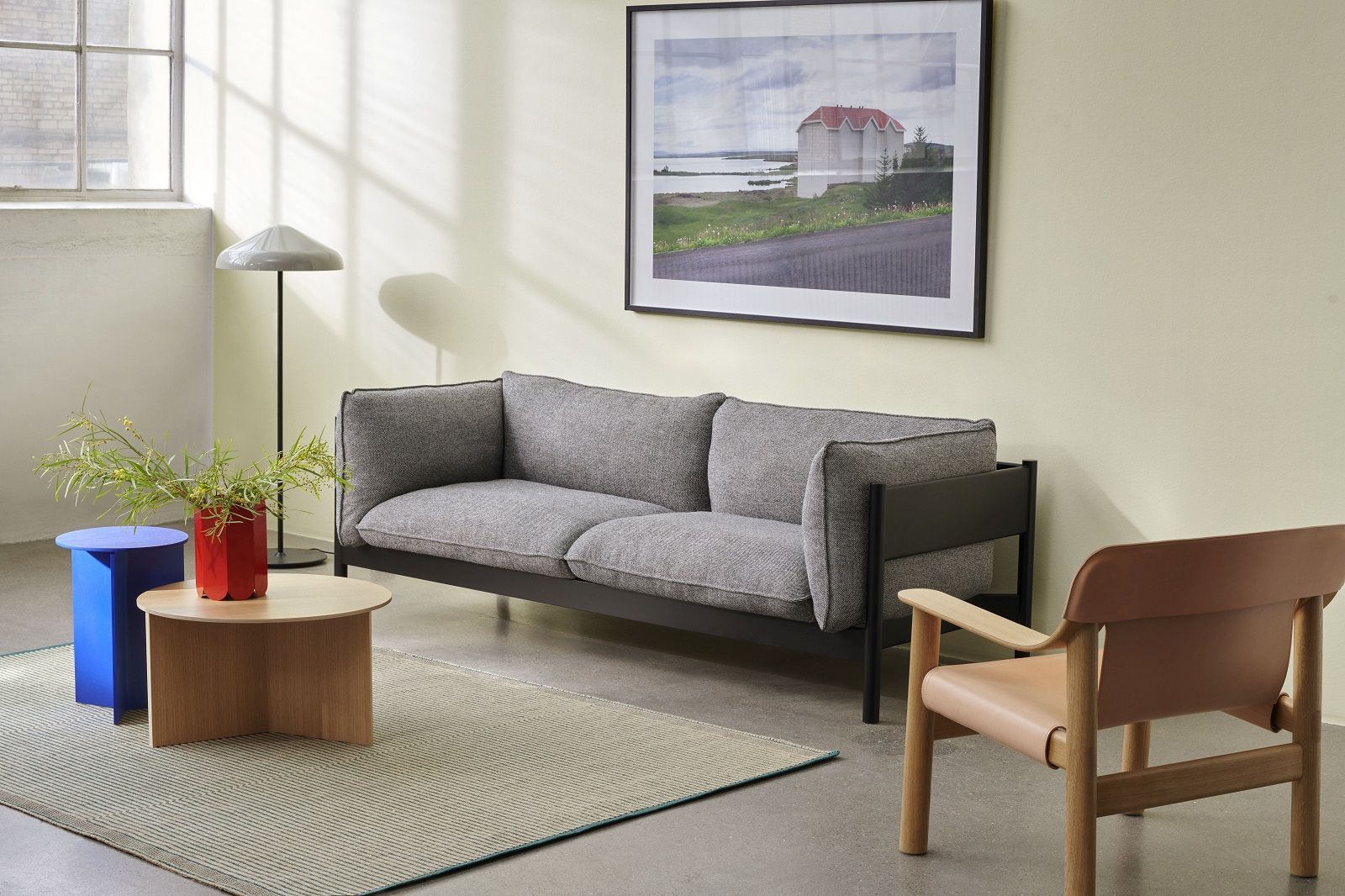 Hay Slit Table Wood Round High, ein runder Beistelltisch aus Holz im modernen Wohnzimmer.