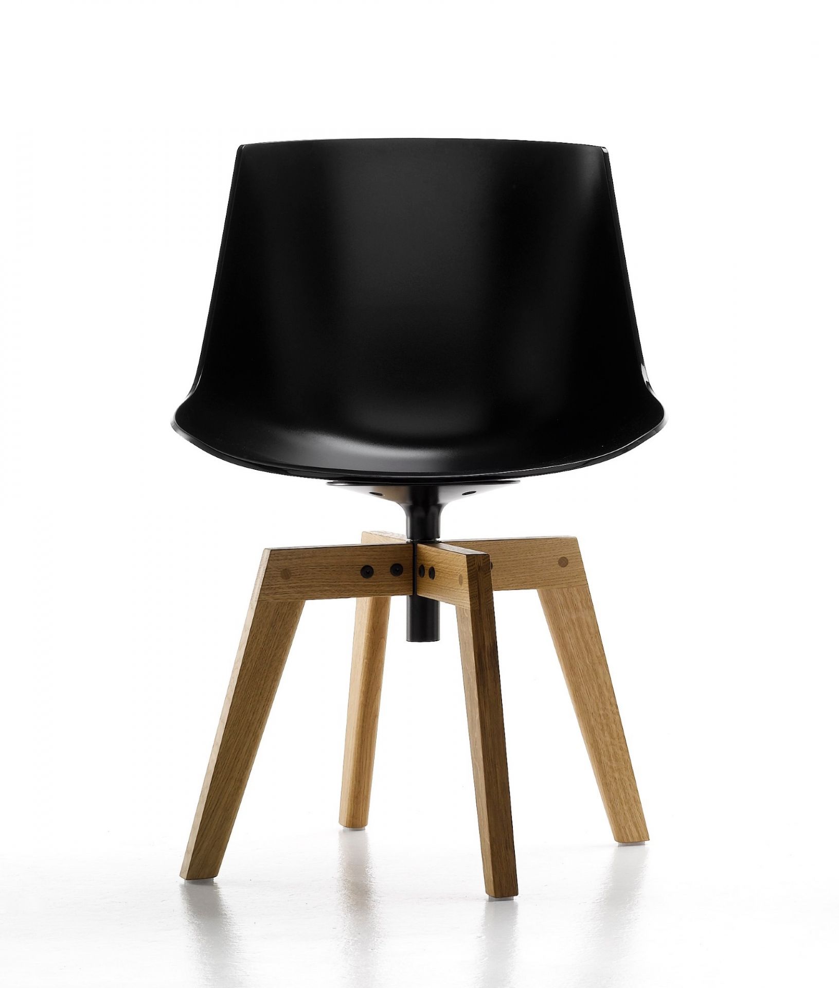 Schwarzer Flow Chair Stuhl mit Eiche Vierfußgestell von MDF Italia, modernes Designmöbel.