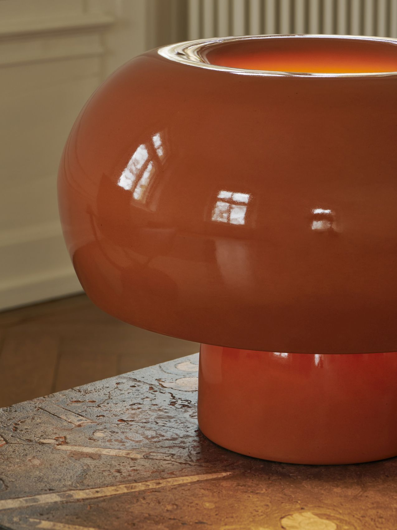 Fonte Tischleuchte in Karamellbraun, ein modernes Einzelstück für stimmungsvolle Beleuchtung im Wohnraum.