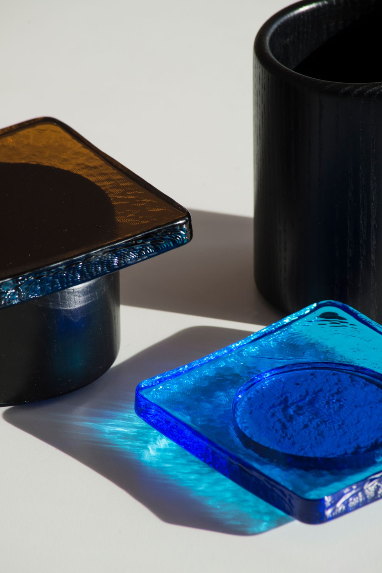 Pieduccio Schale Favius mit Deckel aus blauem und braunem Glas, modernes Design.