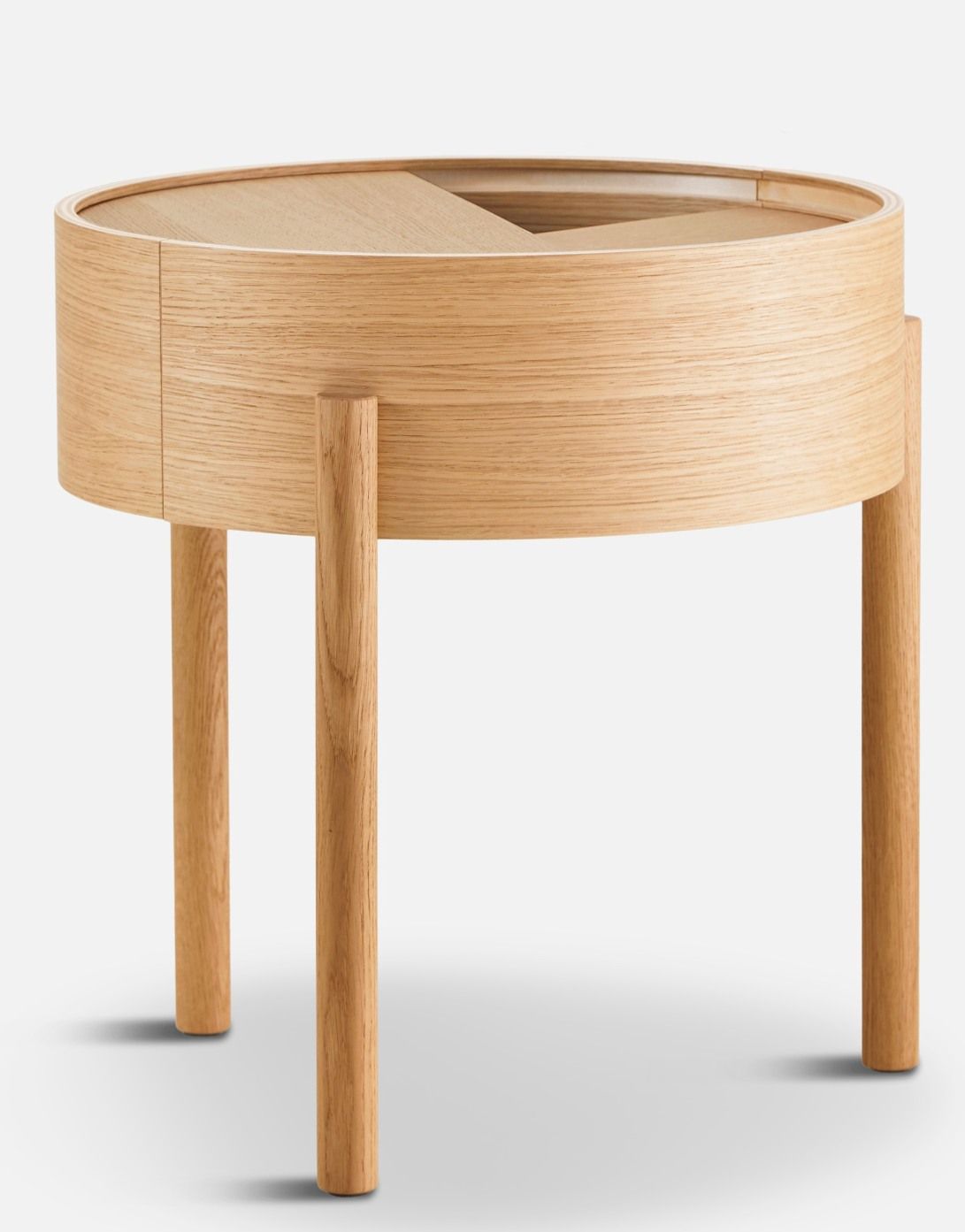 Arc Side Table von Woud: Runder Beistelltisch aus geölter Eiche mit drei Beinen.