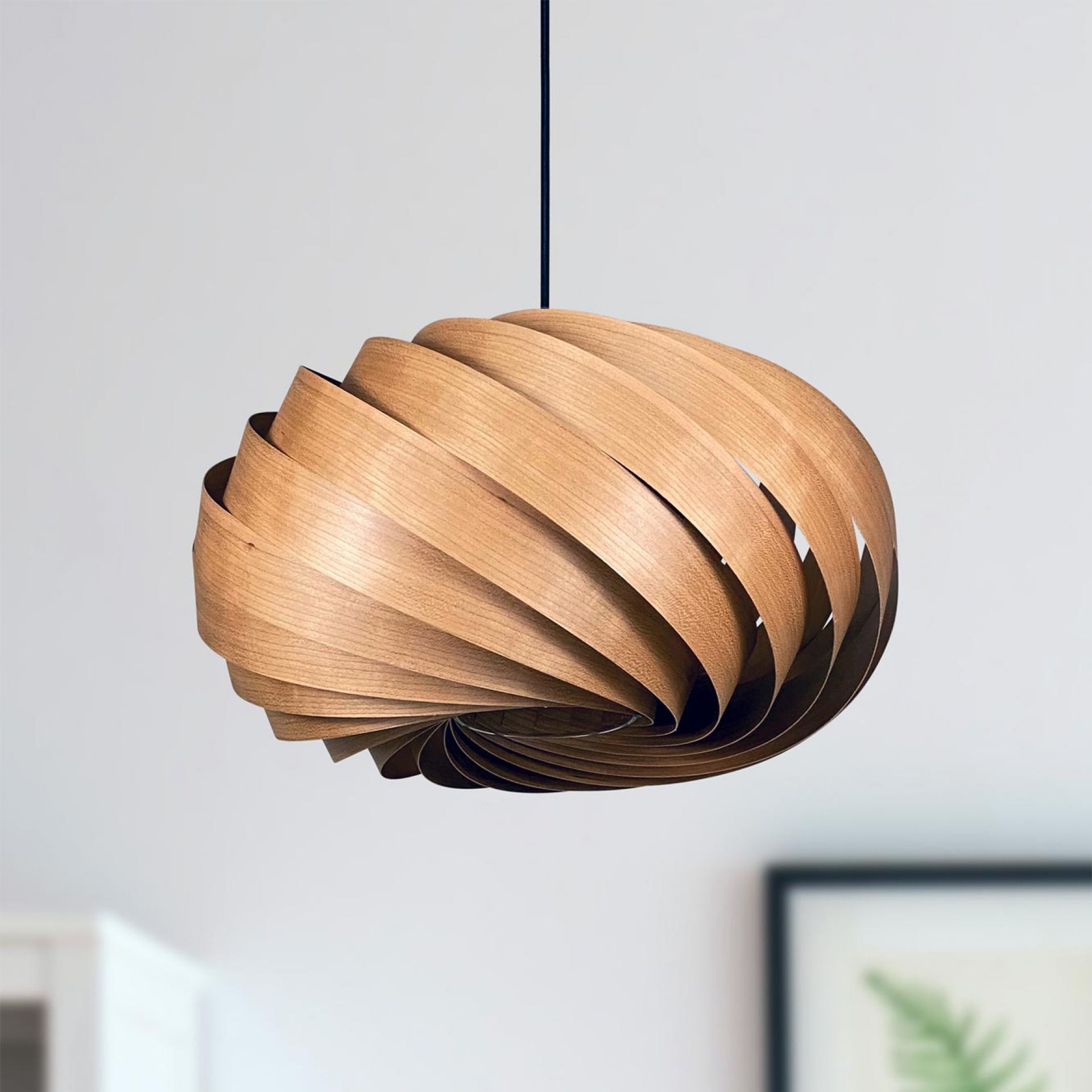 Quiescenta Hängeleuchte aus Kirschbaumholz, spiralförmiges Design für moderne Innenräume. Holzlampe für stilvolle Beleuchtung.
