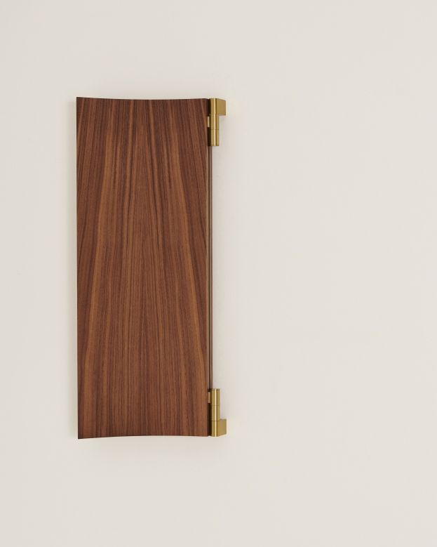 Gubi Vanity Wall Mirror 2 mit Walnussfurnier und Messingdetails an einer weißen Wand.