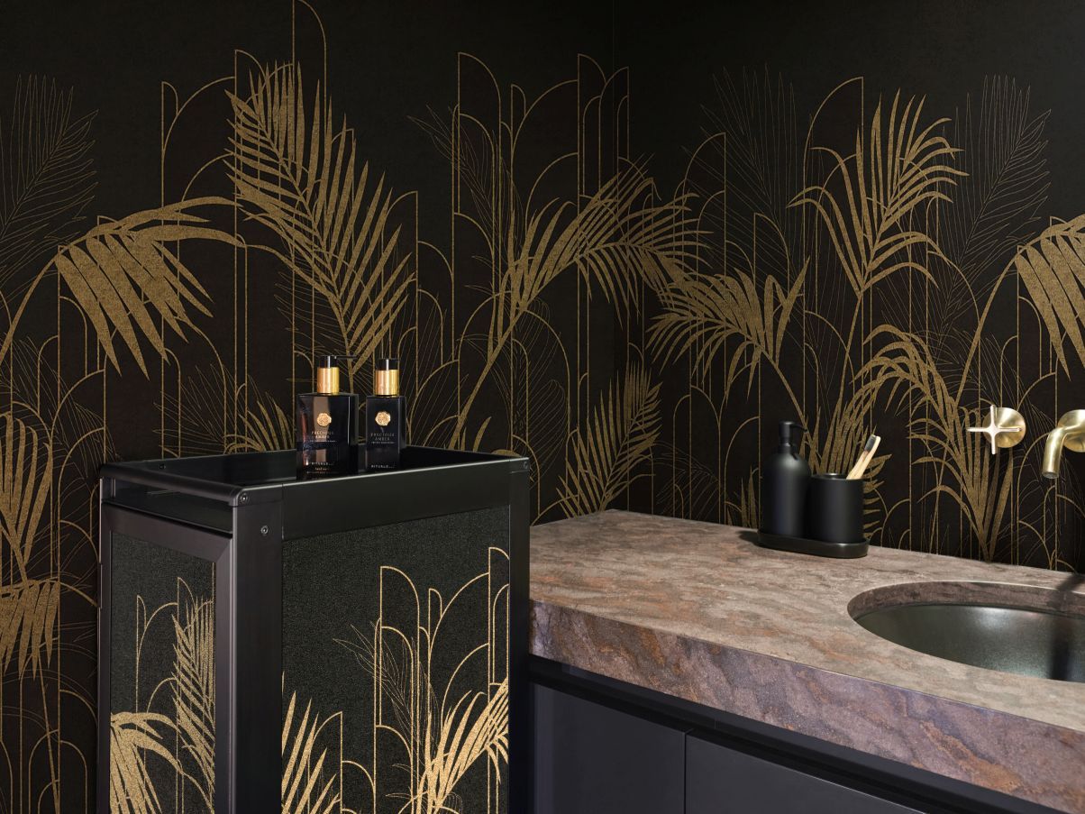 Bordbar Flugzeugtrolley Ayame mit Rauchglas, schwarzem Design und goldenem Palmenmuster im Badezimmer.