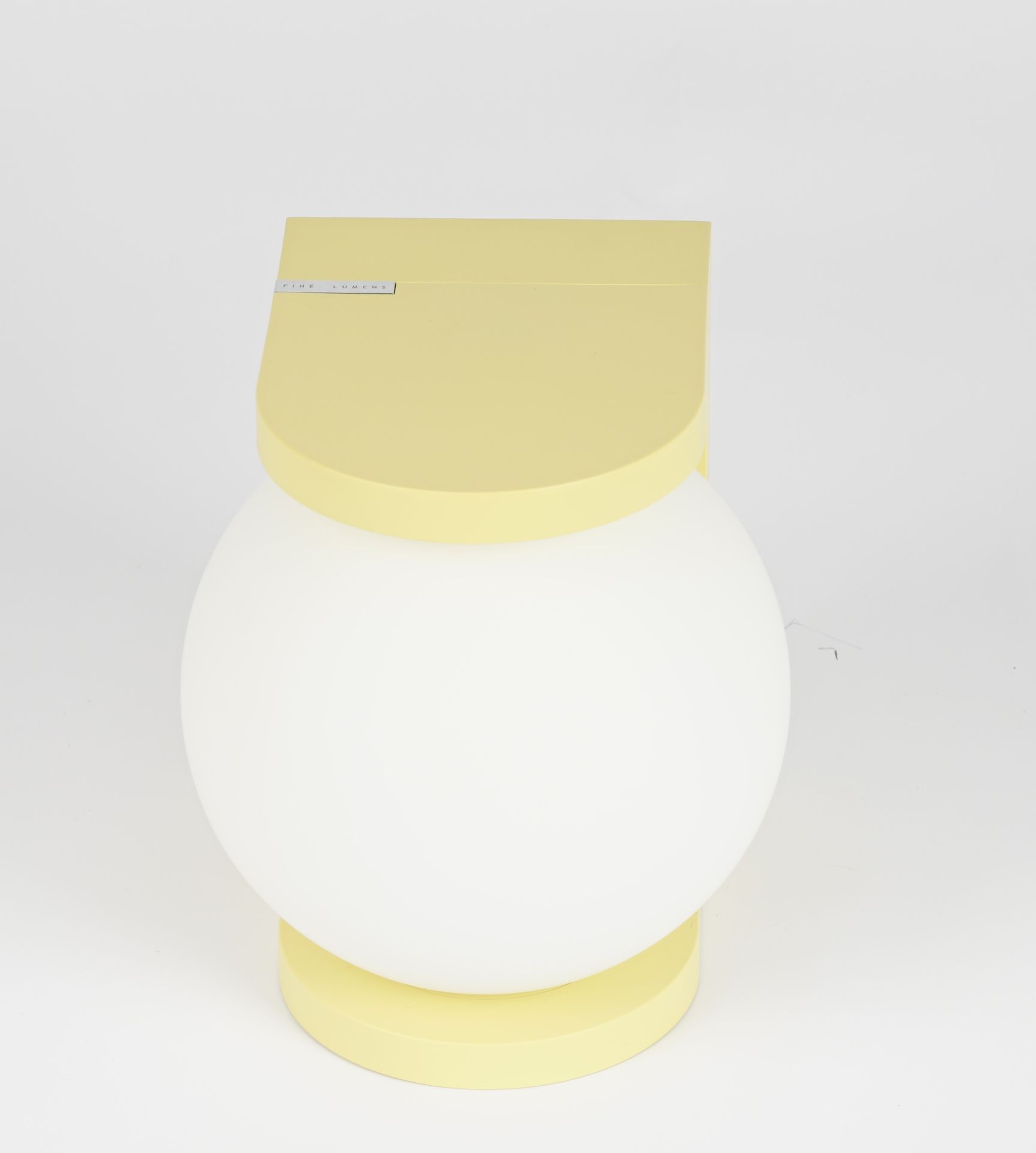 Gelbe Plat Reading Lamp Tischleuchte von house of home mit weißem Lampenschirm.