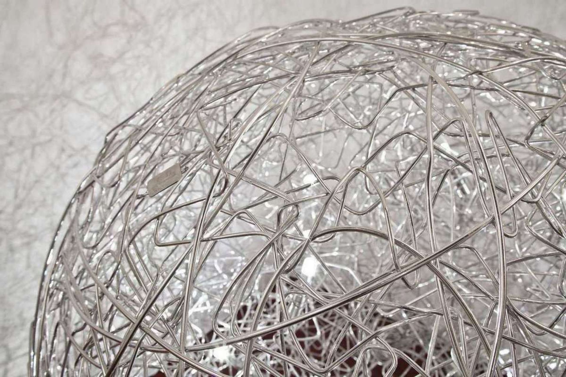 Detailaufnahme der Fil de Fer Lampe von Catellani & Smith, eine Drahtkugel-Hängeleuchte.