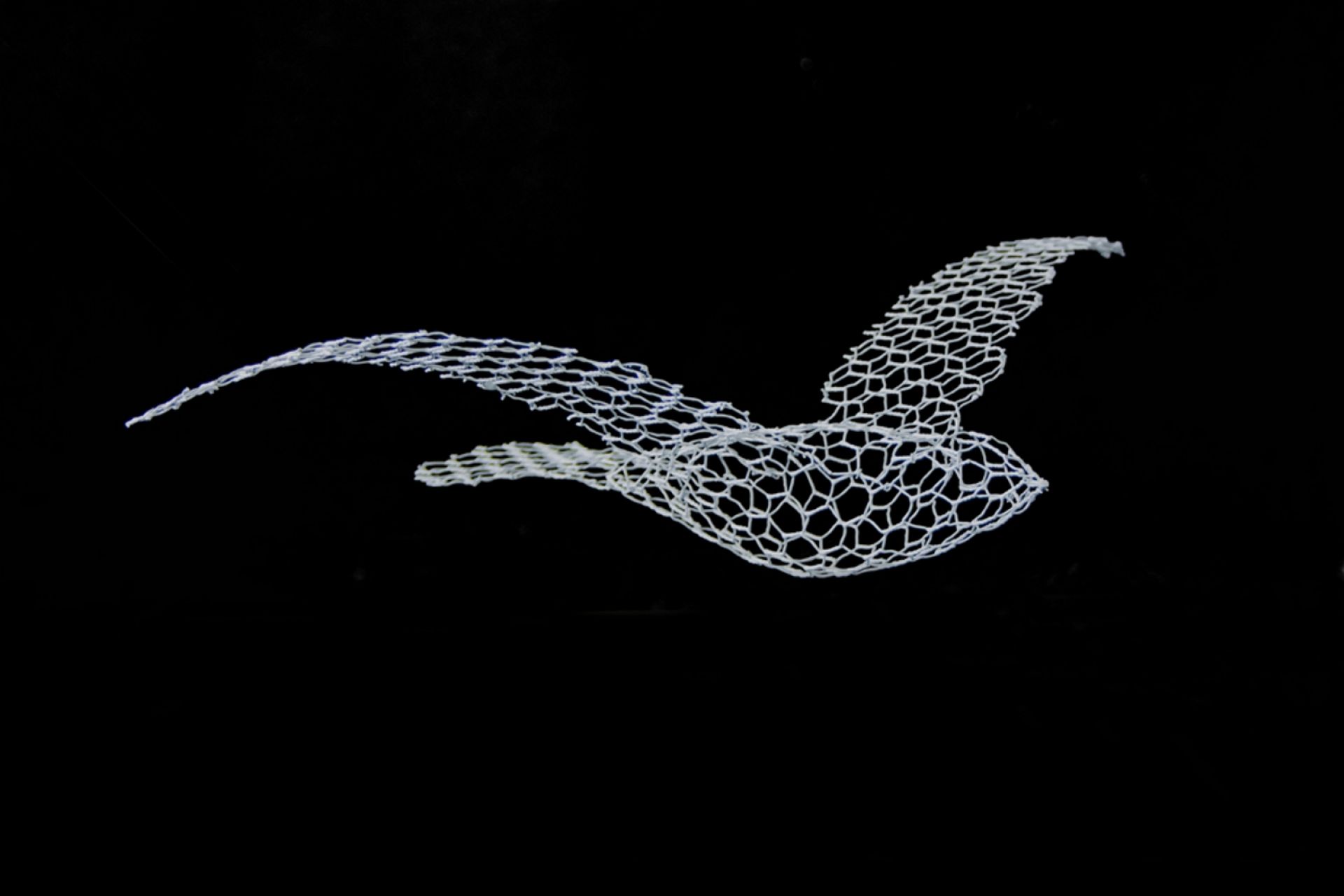 Weiße Vogel Hängedeko von Magis, filigrane Drahtstruktur vor schwarzem Hintergrund, moderne Dekoration.