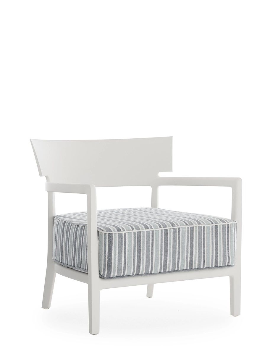 Weißer Cara Mat Outdoor Sessel von Kartell mit gestreiftem Sitzkissen für Garten und Terrasse.