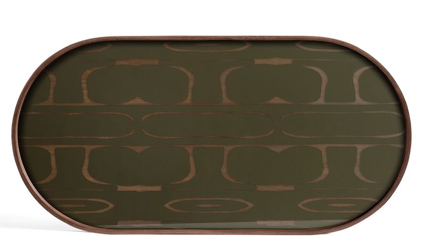 Second Nature Tablett von Ethnicraft: Langes, ovales Holztablett mit grünem, ethnischem Muster.
