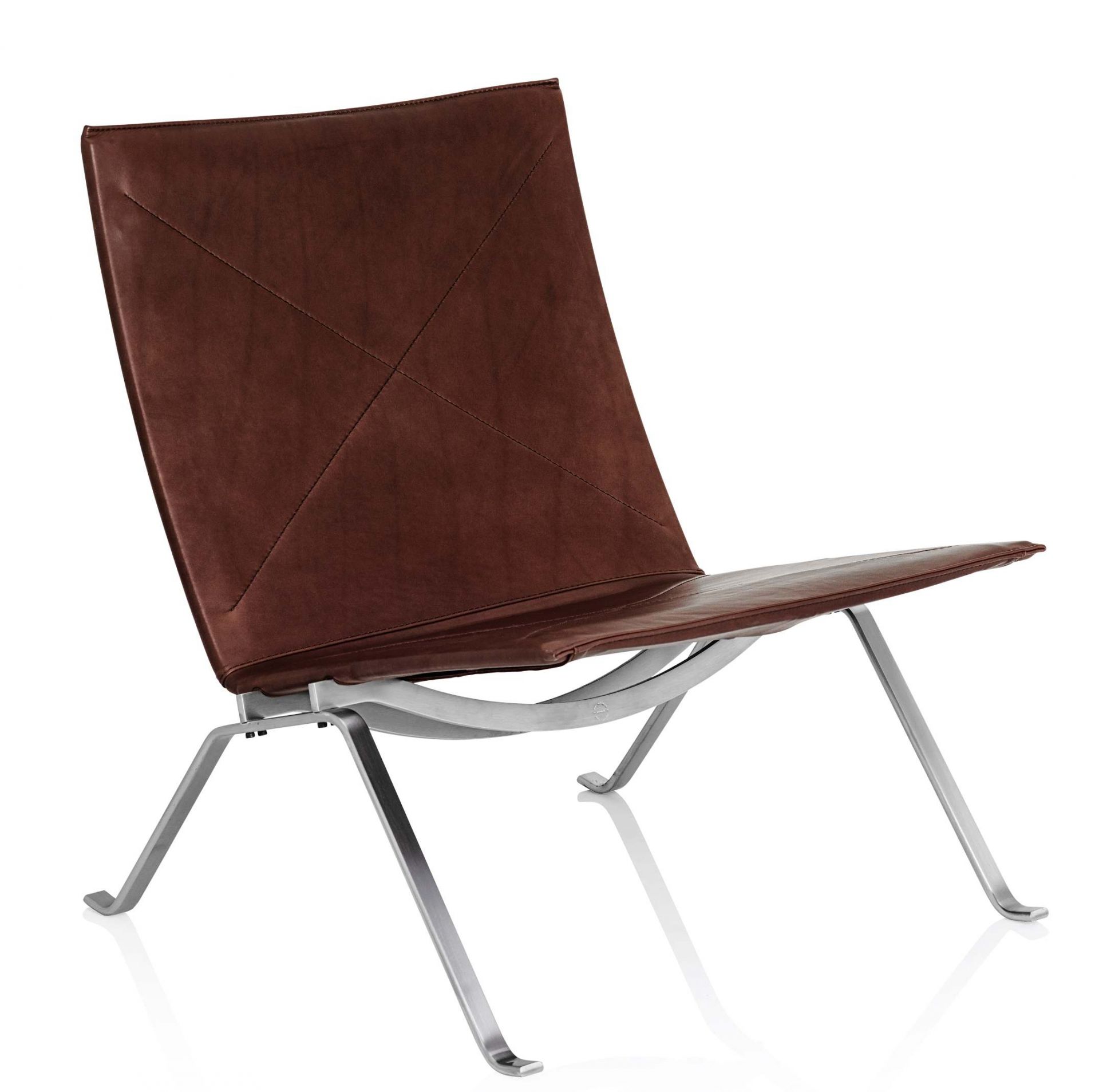 Brauner PK22 Sessel von Fritz Hansen mit Lederbezug und Stahlgestell, modernes Design.