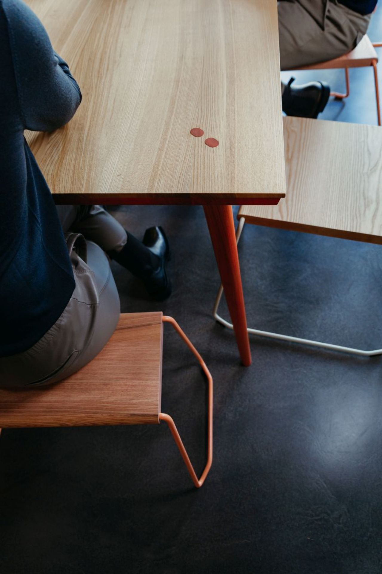 Nahaufnahme: D:003 Beistellhocker von Fuchs & Habicht, weißes Holz, minimalistisches Design, Sitzmöbel.