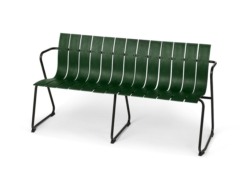 Grüne Ocean Bench Outdoor Bank von Mater OC2 mit schwarzen Metallbeinen. Gartenbank für den Außenbereich.