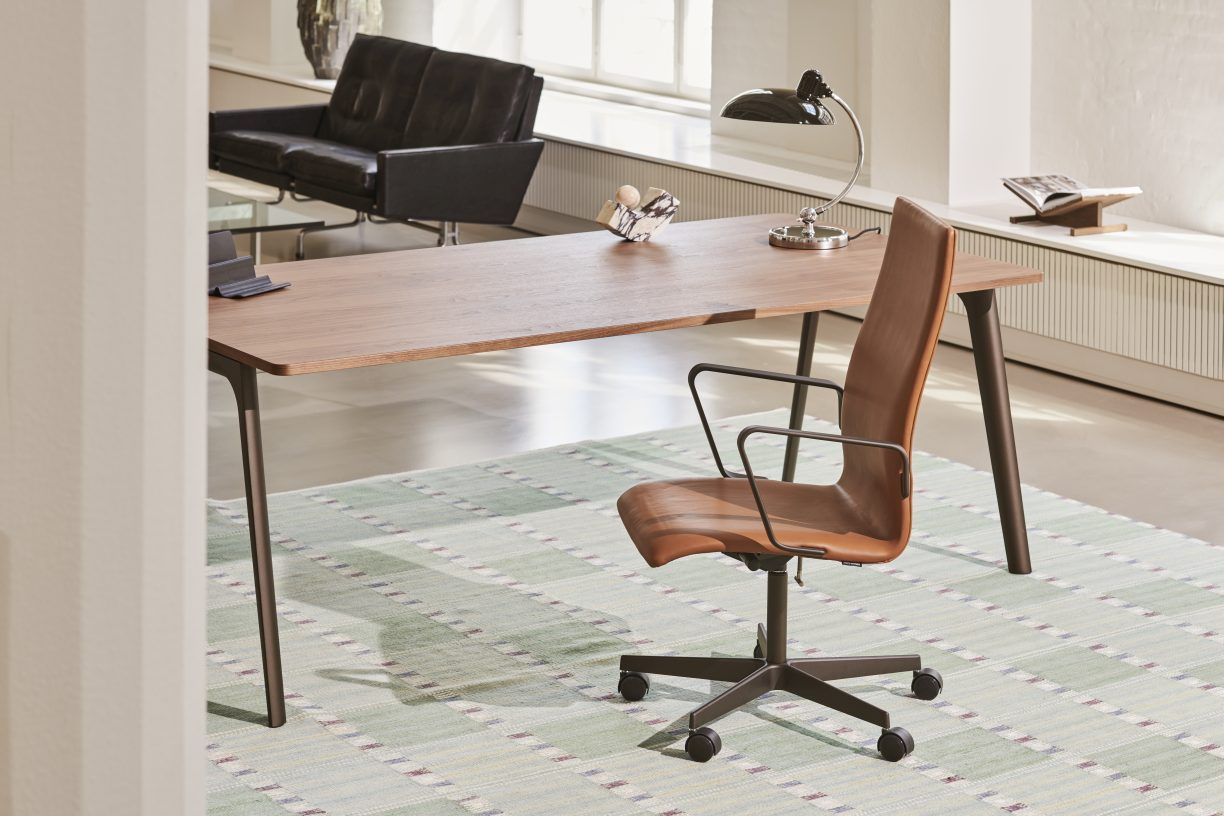 Pluralis Tisch von Fritz Hansen aus Holz mit Bürostuhl und Lampe im modernen Büro.