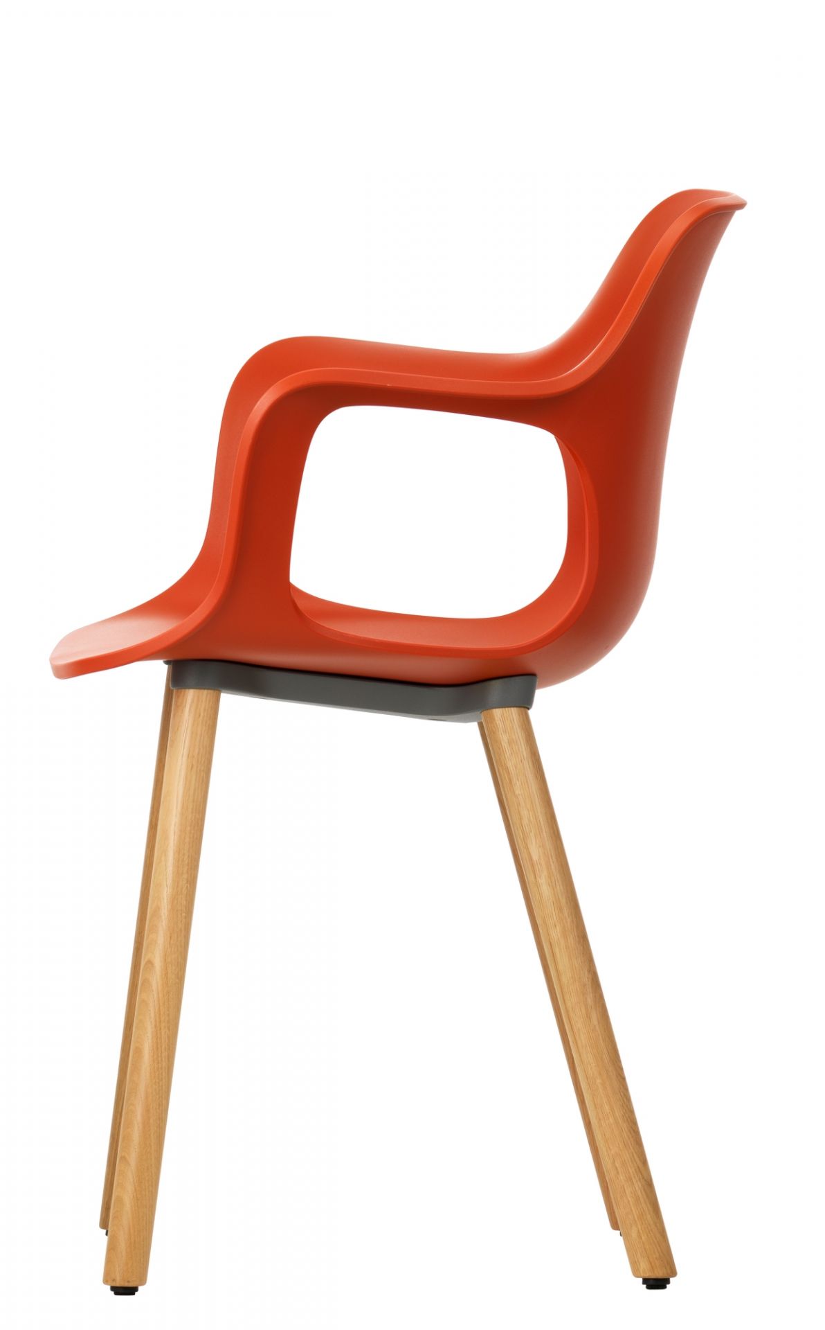 Oranger Hal Armchair mit Holzbeinen, ein moderner Armlehnenstuhl von Vitra für Esszimmer und Büro.