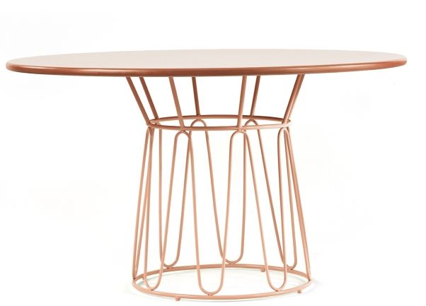 Circo Dining Table von Ames: Runder Esstisch für den Außenbereich mit rosafarbenem Metallgestell.