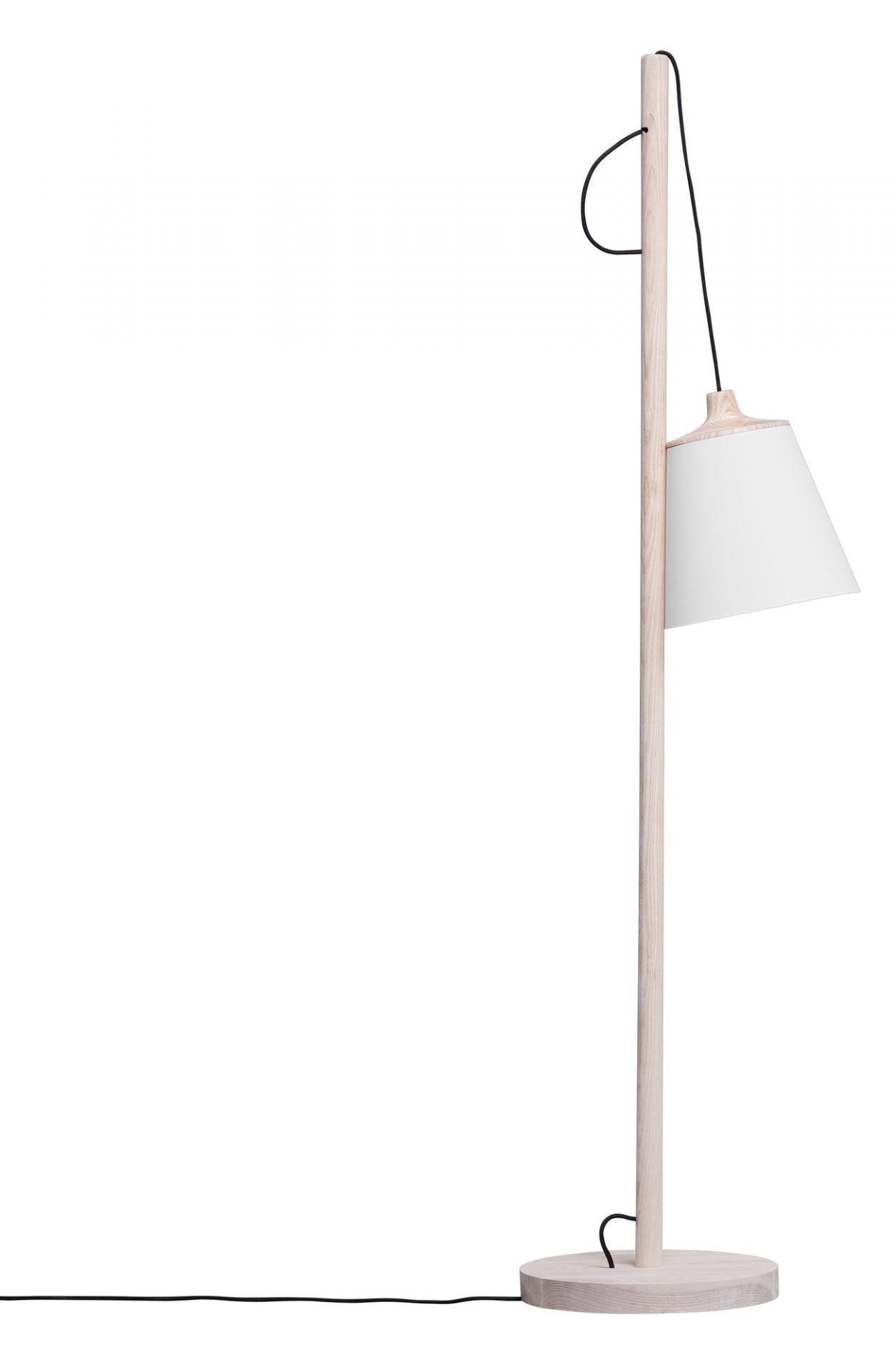 Helle Muuto Pull Floor Stehleuchte aus Holz mit weißem Lampenschirm und schwarzem Kabel.