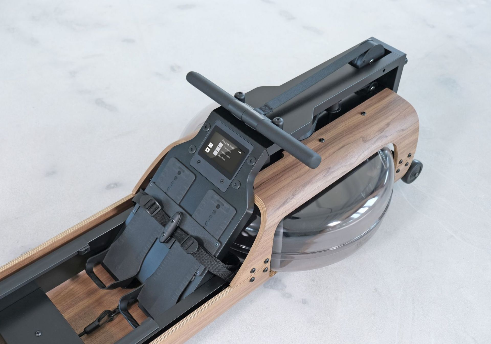 Detailaufnahme des FLOW ONE Rudergeräts von Stil-Fit mit edlem Walnuss-Holzrahmen.