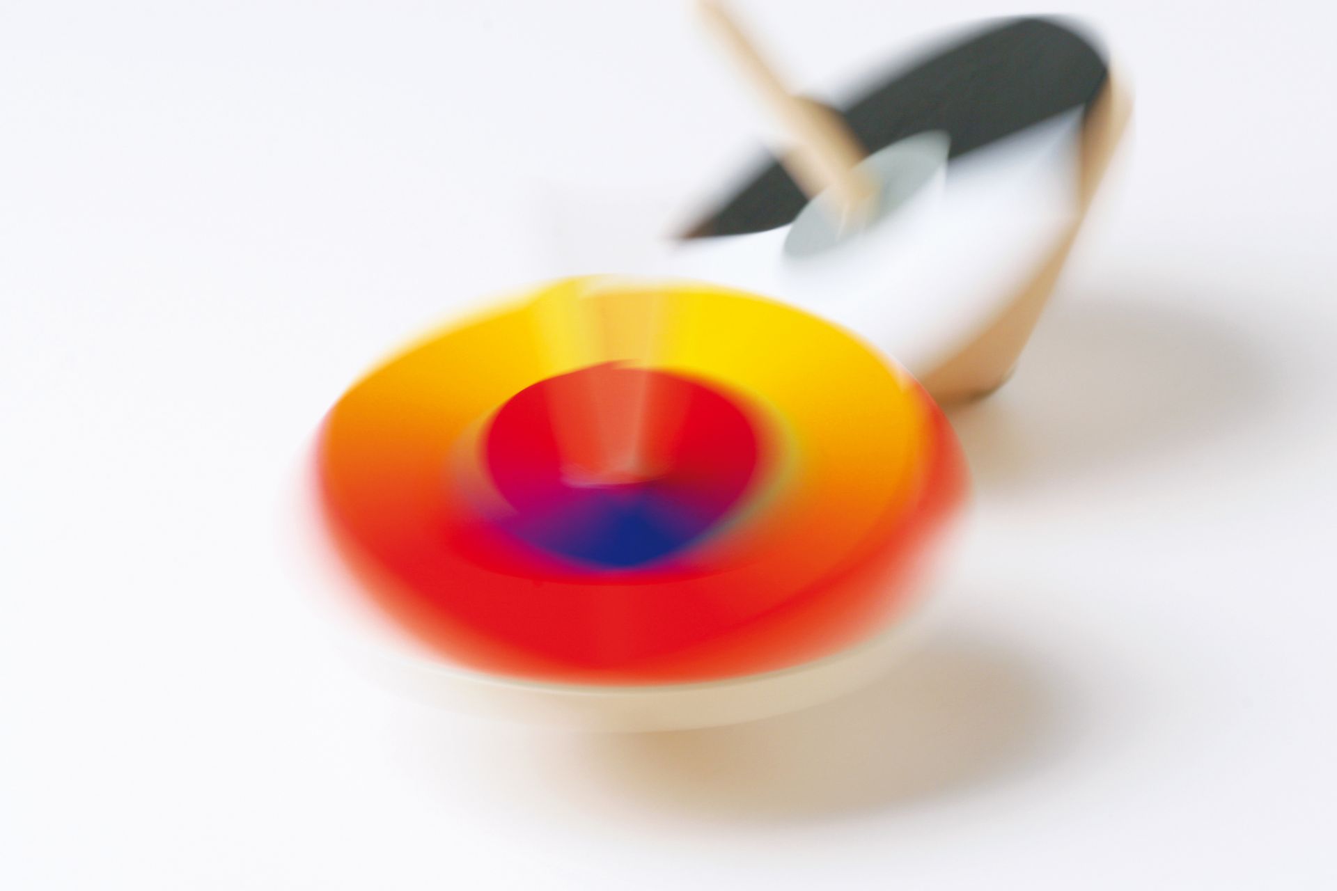 Farbmischer von Naef Spiele AG in Bewegung. Optischer Bauhaus Kreisel für Kinder.