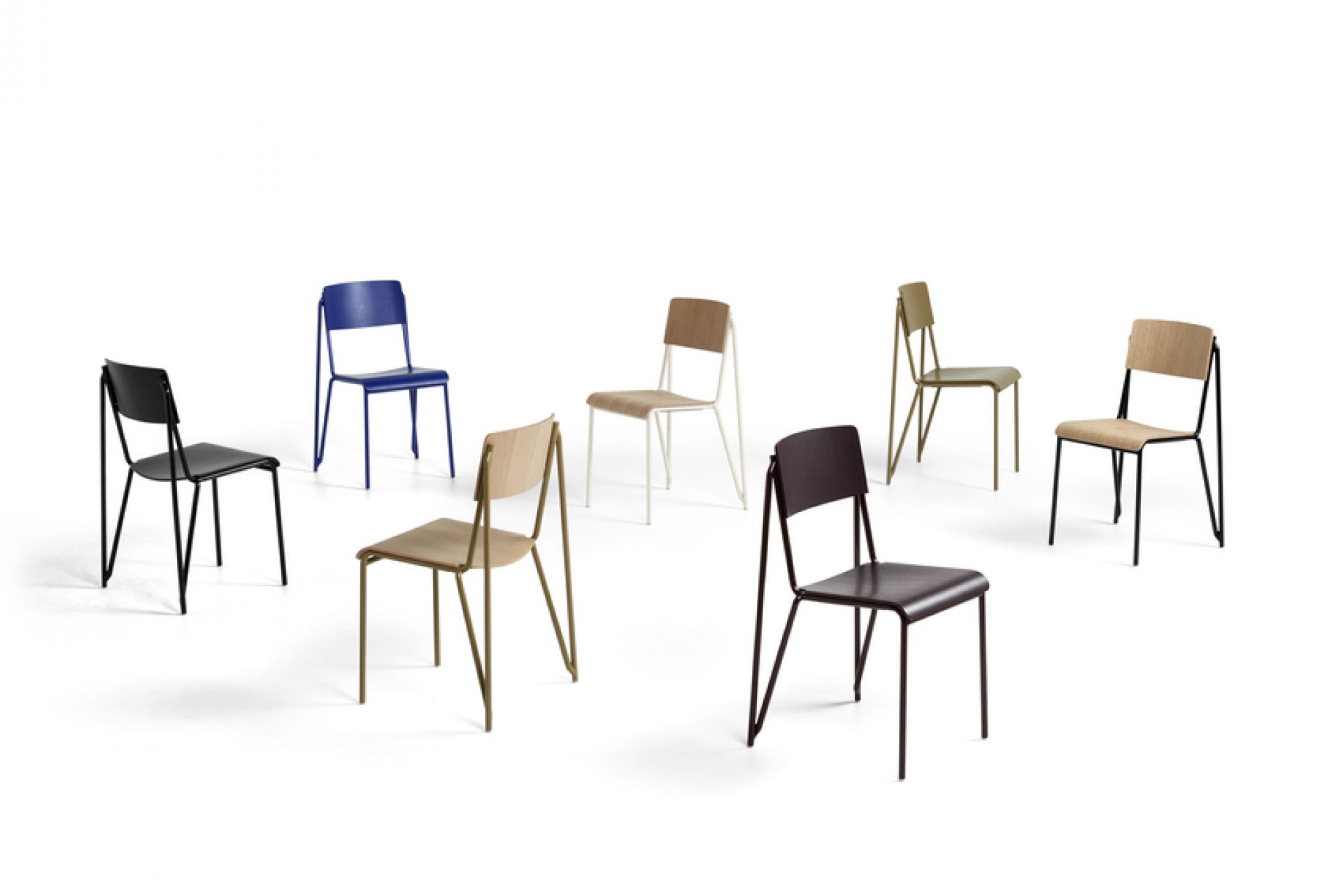 Produktbild: Mehrere Hay Petit Standard Stühle in verschiedenen Farben auf weißem Hintergrund. Bordeaux Stuhl im Vordergrund.