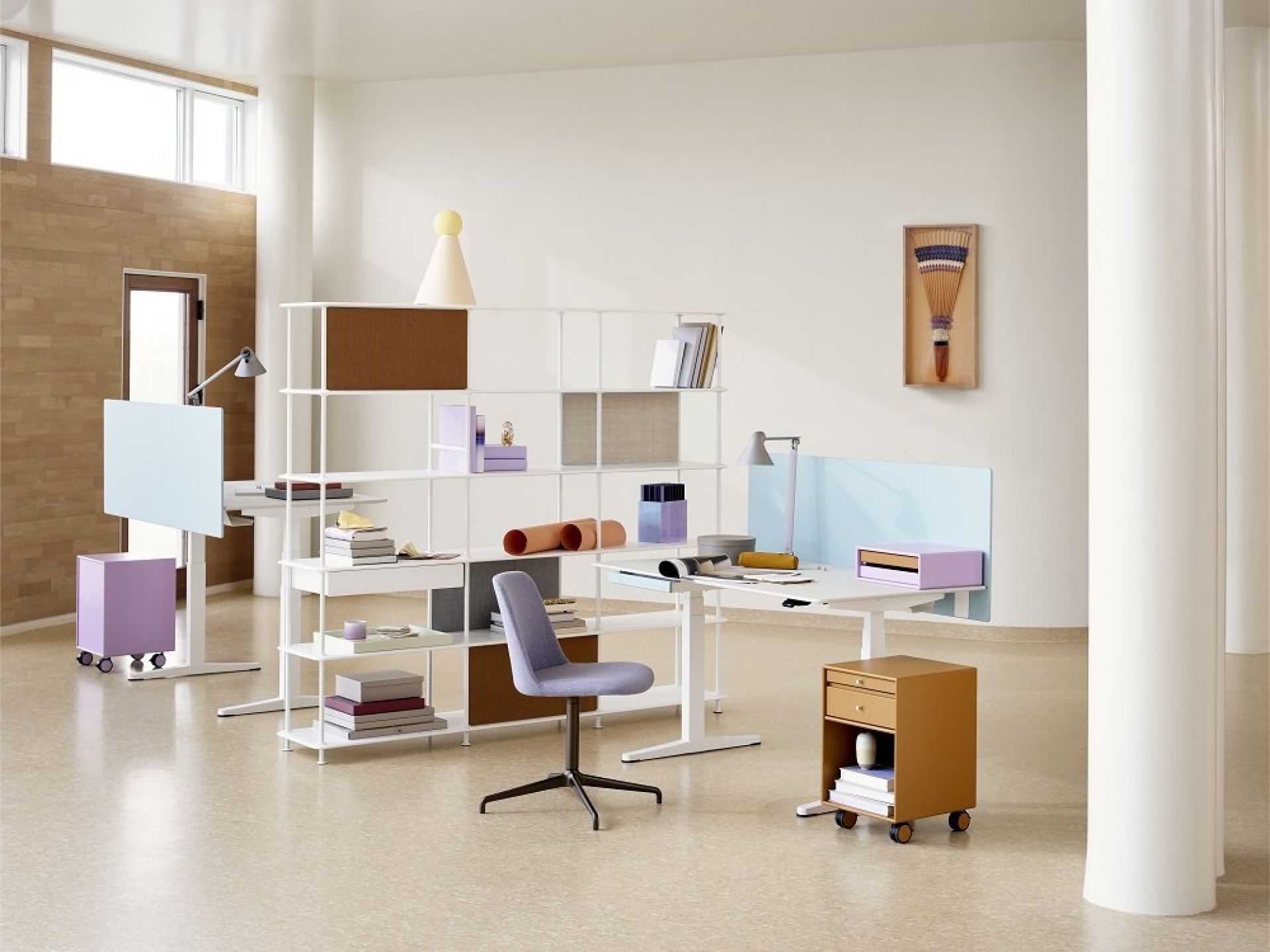 Büro mit HiLow höhenverstellbaren Schreibtischen, Regalen und Büromöbeln für ein modernes Arbeitsumfeld.