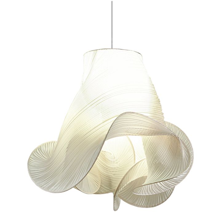 Charleston Pendelleuchte von Alexandra Tsoukala: Moderne Hängelampe mit geschwungenem, weißem Lampenschirm.