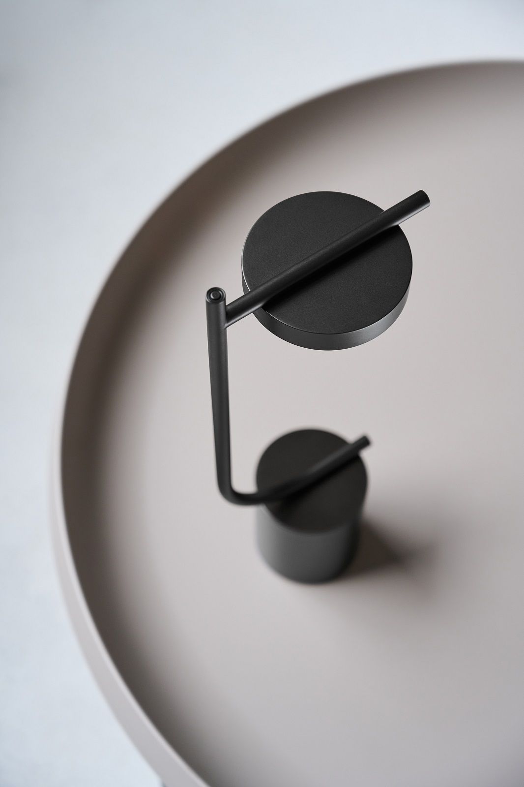 Schwarze Igram Tischleuchte von Grupa, eine moderne Akku-Leuchte für den Innenbereich.