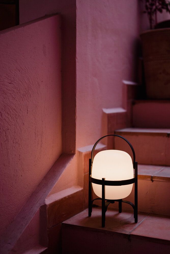 Cestita Alubat Akkuleuchte von Santa & Cole auf Treppe, warmes Licht, modernes Design.