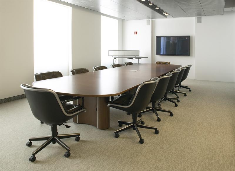 Konferenzraum mit langem Tisch und mehreren schwarzen Pollock Executive Drehstühlen von Knoll International.