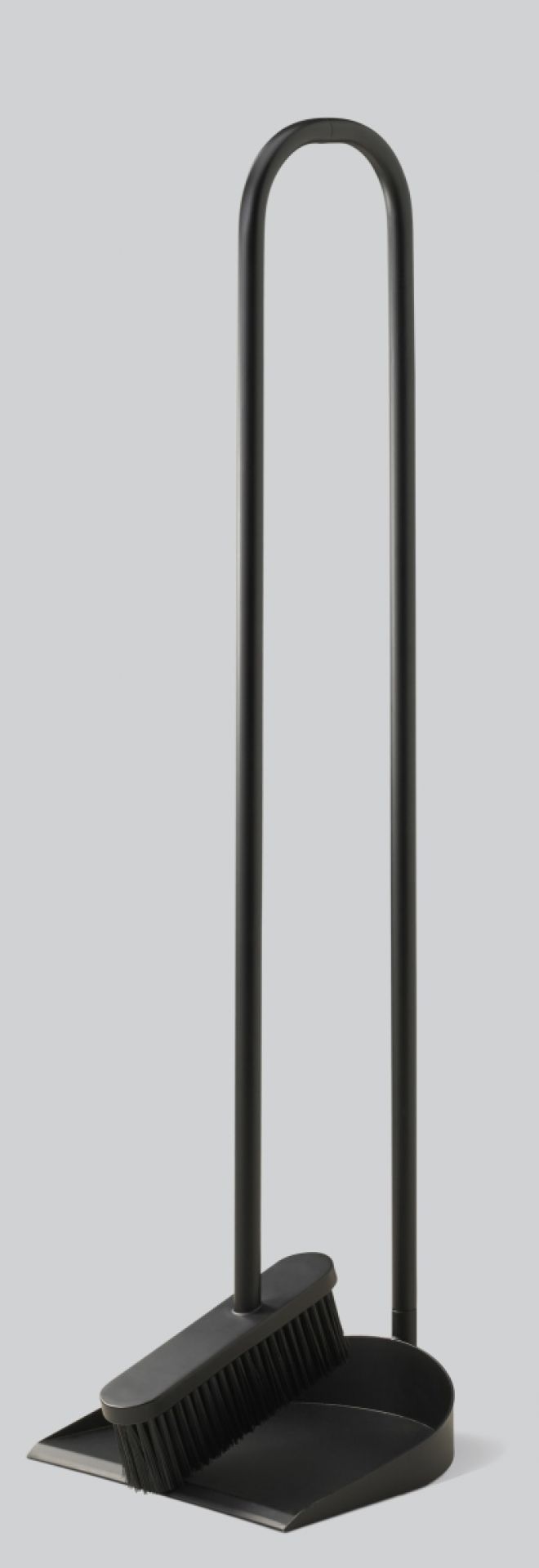 Schwarzes Cane Kehrschaufelset mit Bürste und Halterung für die Reinigung im Haushalt.