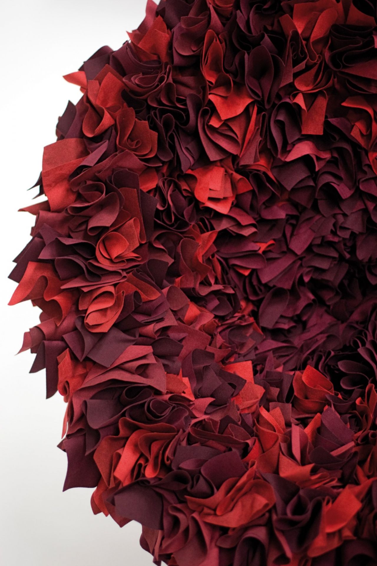 Detailaufnahme des roten Bouquet Sessel von Moroso, gepolstert mit Stoffblüten.