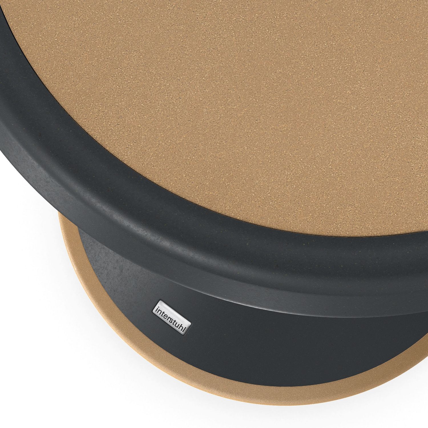 Detailaufnahme: Interstuhl ECO UP Sitzhocker mit Korkoberfläche und schwarzem Rahmen, ergonomisch und nachhaltig.