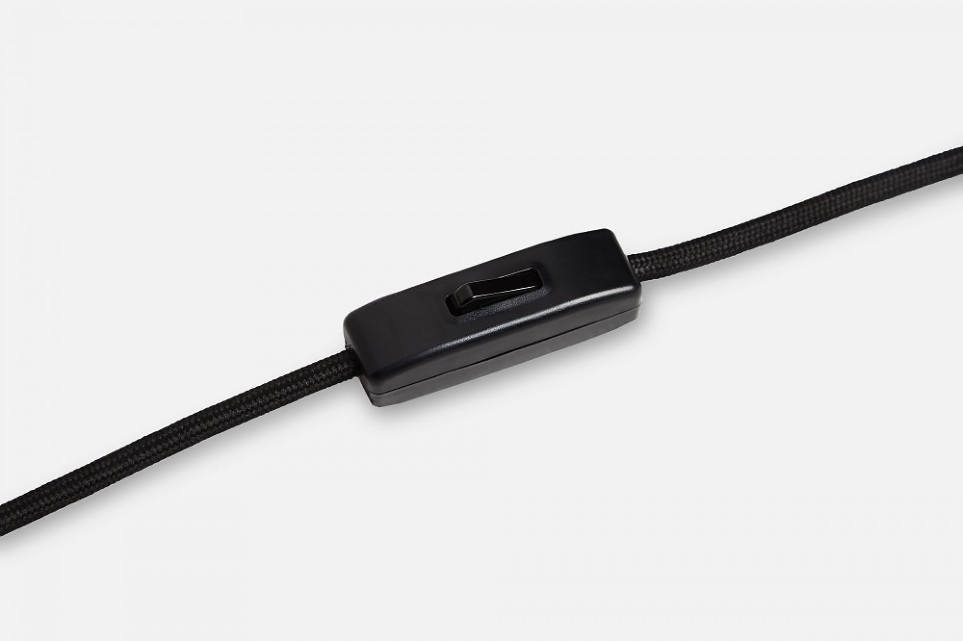 Detailaufnahme des Schalters am Kabel der Woud Cono Tischleuchte, schwarzes Textilkabel.