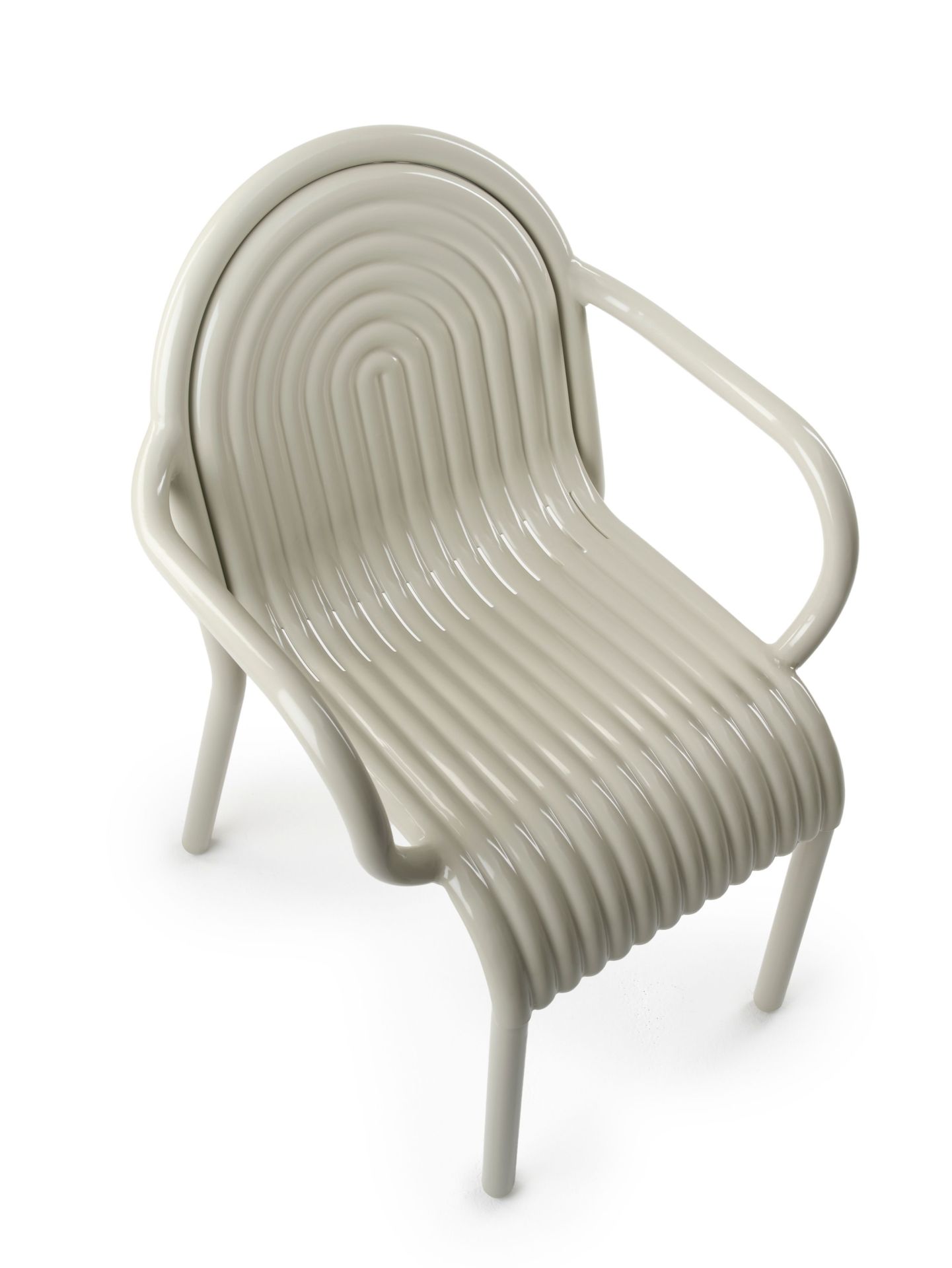 Groove Armlehnstuhl von Tom Dixon in Putty, ein moderner Outdoor Stuhl für Garten und Terrasse.