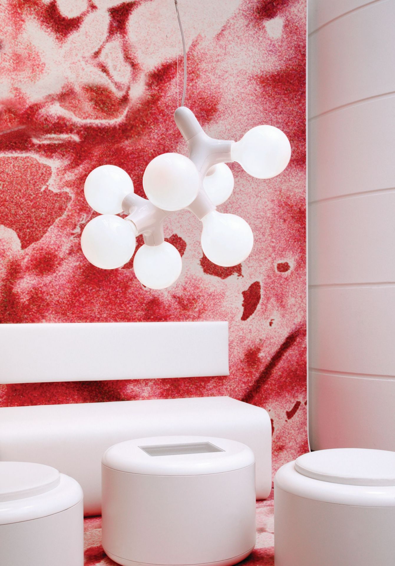 Weiße DNA Pendelleuchte mit mehreren Armen und runden Lampenschirmen, modernes Design für Wohnräume.