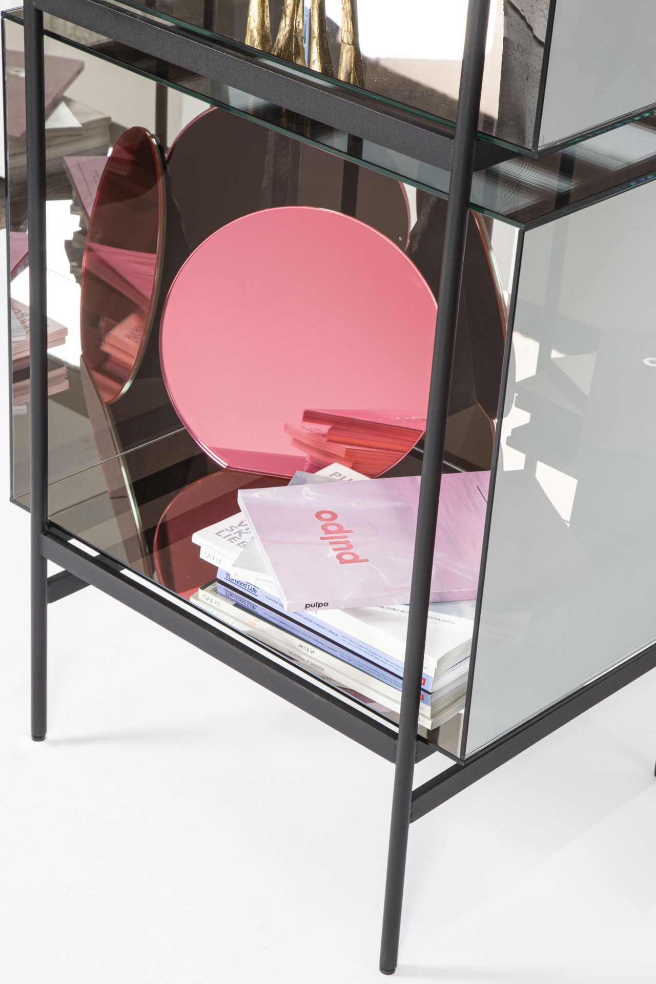 Detailaufnahme des Lyn Regals von Pulpo in Blau mit Glasböden und Deko-Elementen.