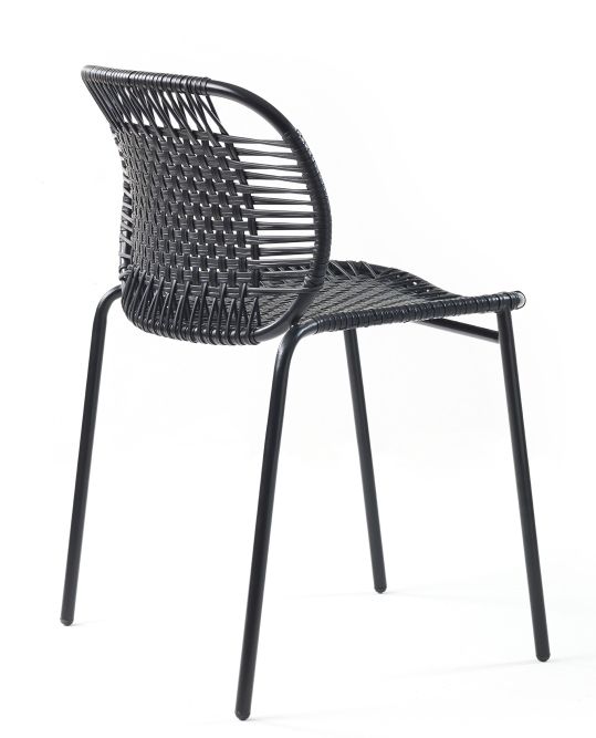 Schwarzer Cielo Stuhl: Stapelbarer Outdoor-Stuhl mit geflochtener Sitzfläche und Rückenlehne auf schlanken Metallbeinen.