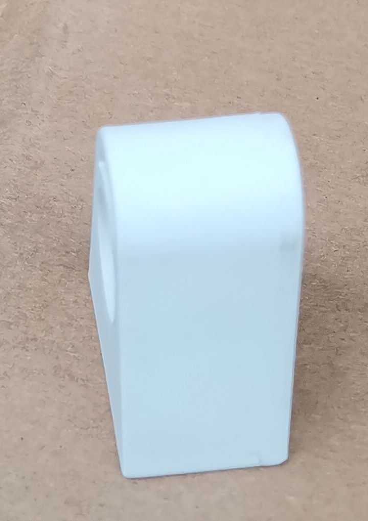 Weißer Abstandshalter / Gummipuffer für Fritz Hansen Siebener Stuhl 3107, Detailaufnahme. Möbelzubehör für optimalen Schutz.