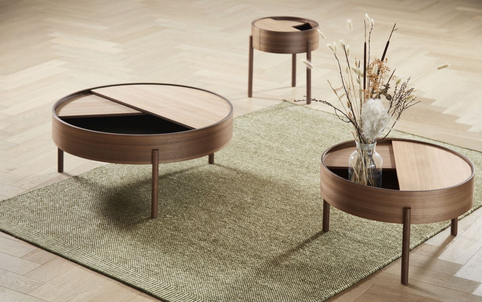 Arc Coffee Table von Woud, Walnuss Holz, runder Wohnzimmertisch mit Stauraum und minimalistischem Design.